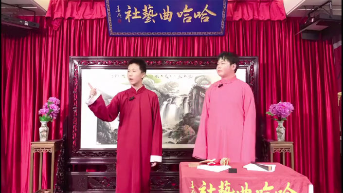 同学在成都哈哈曲艺社实地演出